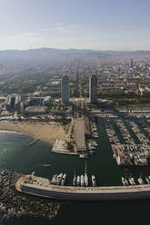 Spanien, Katalonien, Barcelona, Blick aus dem Hubschrauber auf den Strand und den Yachthafen der Stadt - MMPF00160