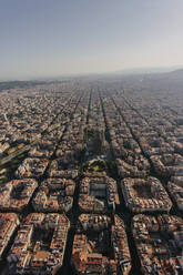 Spanien, Katalonien, Barcelona, Blick aus dem Hubschrauber auf die Basilika Sagrada Familia und das umliegende Stadtbild - MMPF00161