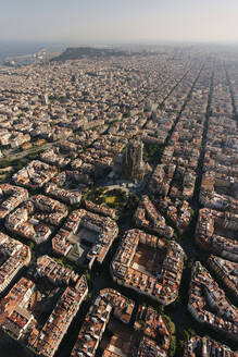 Spanien, Katalonien, Barcelona, Blick aus dem Hubschrauber auf die Basilika Sagrada Familia und das umliegende Stadtbild - MMPF00162