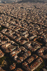 Spanien, Katalonien, Barcelona, Blick aus dem Hubschrauber auf ein dicht besiedeltes Wohnviertel - MMPF00165