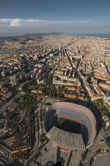 Spanien, Katalonien, Barcelona, Blick aus dem Hubschrauber auf das Stadion Camp Nou und die umliegende Stadtlandschaft - MMPF00171