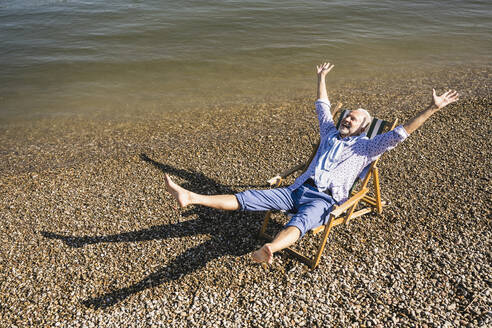 Glücklicher älterer Mann genießt am Flussufer - UUF26562