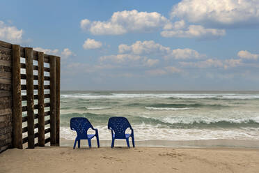 Israel, Bezirk Tel Aviv, Bat Yam, Zwei Plastikstühle am leeren Strand zurückgelassen - VGF00422