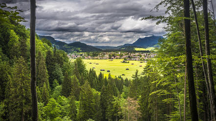 Deutschland, Bayern, Obersdorf, Bewölkter Himmel über der Stadt in den Allgäuer Alpen - MHF00600