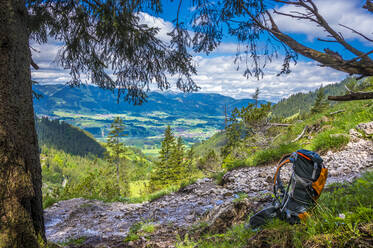 Deutschland, Bayern, Rucksack links vor kleinem Bach in den Alpen - MHF00602