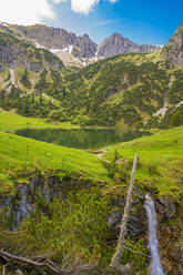 Deutschland, Bayern, Blick auf den Unteren Gaisalpsee und das Rubihorn im Sommer - MHF00603