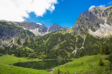 Deutschland, Bayern, Blick auf den Unteren Gaisalpsee und das Rubihorn im Sommer - MHF00604