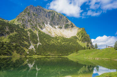 Deutschland, Bayern, Blick auf den Unteren Gaisalpsee und das Rubihorn im Sommer - MHF00605