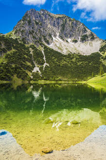 Deutschland, Bayern, Blick auf den Unteren Gaisalpsee und das Rubihorn im Sommer - MHF00606