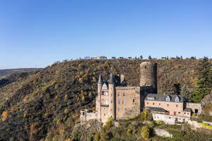 Deutschland, Rheinland-Pfalz, Sankt Goarshausen, Hubschrauberblick auf die Burg Katz im Herbst - AMF09537