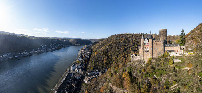 Deutschland, Rheinland-Pfalz, Sankt Goarshausen, Hubschrauberpanorama der Rheinschlucht im Herbst - AMF09538