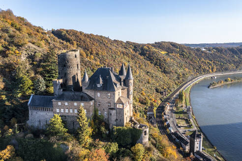 Deutschland, Rheinland-Pfalz, Sankt Goarshausen, Hubschrauberblick auf die Burg Katz im Herbst - AMF09539