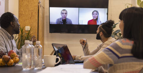 Geschäftsleute führen Videokonferenzen mit Kollegen im Büro durch - CAIF32894