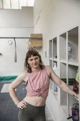 Porträt selbstbewusste junge Frau im Fitnessstudio - CAIF33060