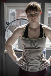 Porträt einer engagierten jungen Frau, die im Fitnessstudio trainiert - CAIF33118