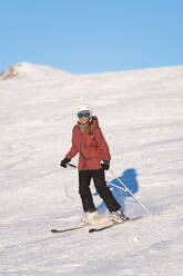 Ältere Frau beim Skifahren im Urlaubsort, Baqueira Beret, Pyrenäen, Spanien - JAQF01037