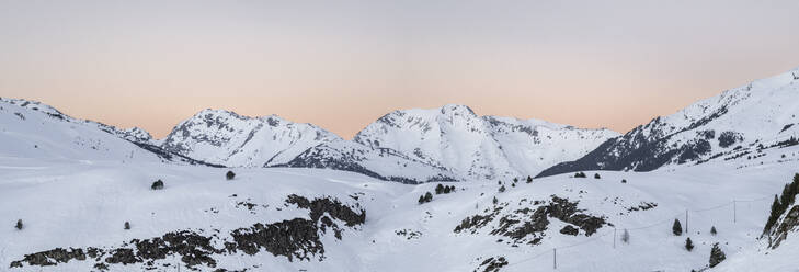Blick auf die schneebedeckte Pyrenäenkette bei Sonnenuntergang, Baqueira Beret, Spanien - JAQF01041