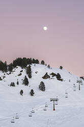 Skilifte im Skigebiet Baqueira Beret bei Sonnenuntergang, Pyrenäen, Spanien - JAQF01042