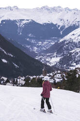 Frau beim Skifahren auf einem schneebedeckten Berg, Baqueira Beret, Pyrenäen, Spanien - JAQF01043