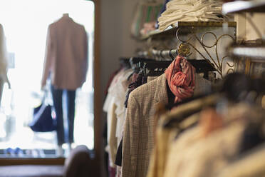 Kleider hängen in der Boutique auf Ständern - CAIF33328