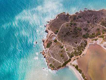 Drone Ansicht des Hauses auf raue Küste mit grünen Pflanzen in der Nähe von plätschernden Meer mit klarem Wasser am Sommertag gelegen - ADSF35027