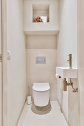 Toilette an der Wand in einem kleinen hellen Badezimmer zu Hause - ADSF35129