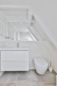 Badezimmer mit verspiegeltem Waschbecken und Toilette im hellen Dachgeschoss des Hauses - ADSF35174