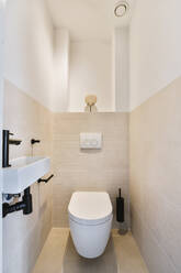 Toilette an der Wand in einem kleinen hellen Badezimmer zu Hause - ADSF35207