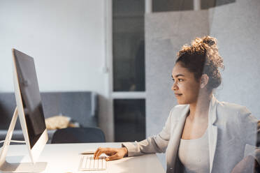 Young businesswoman working on computer in office - JOSEF10742