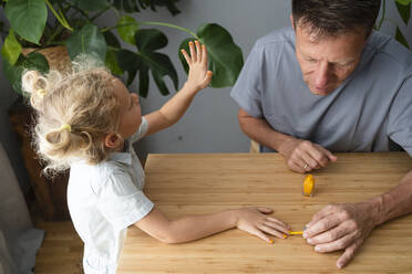 Vater lackiert die Nägel seiner Tochter zu Hause - SVKF00386