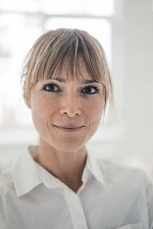 Lächelnde Geschäftsfrau im weißen Hemd im Büro - JOSEF10792