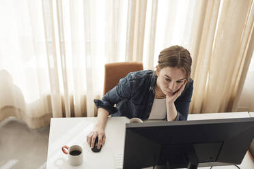 Hohe Winkel Ansicht der weiblichen Unternehmerin arbeitet am Computer, während am Schreibtisch im Büro sitzen - MASF30845