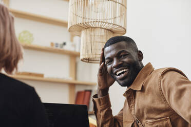 Porträt eines glücklichen männlichen Computerprogrammierers in einem Büro eines Start-up-Unternehmens - MASF30930