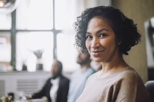 Porträt einer lächelnden reifen Geschäftsfrau in einem kreativen Büro - MASF30971