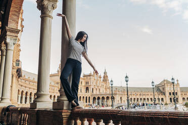 Frau übt Ballett auf dem Geländer der Plaza de Espana in Spanien - JRVF02947