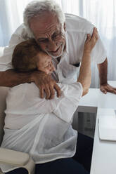 Glücklicher Mann umarmt Mutter zu Hause - EGHF00471