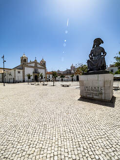Portugal, Bezirk Faro, Lagos, Platz der Republik mit der Statue von Prinz Henry Navigator im Vordergrund - AMF09546