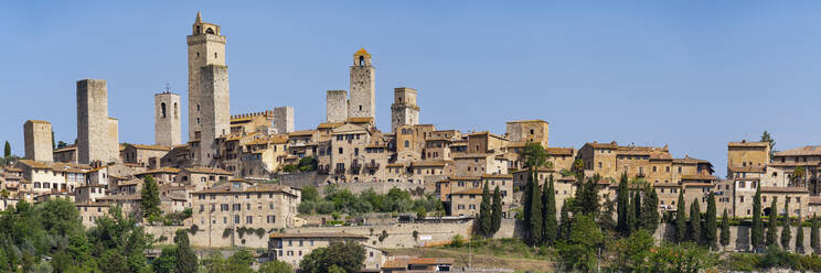 Italien, Toskana, San Gimignano, Panoramablick auf die mittelalterliche Stadt im Sommer - WGF01394