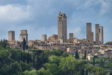 Italien, Toskana, San Gimignano, Türme der mittelalterlichen Stadt im Sommer - WGF01400