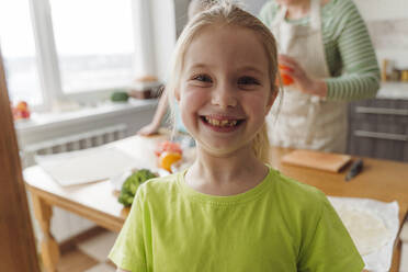 Lächelndes Mädchen in der Küche zu Hause - OSF00175