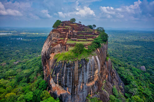 Luftaufnahme des Löwenfelsens von Sigiriya, einer Felsenfestung im nördlichen Matale District, Dambulla, Sri Lanka. - AAEF14663