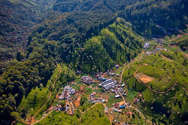 Luftaufnahme der bunten Häuser auf dem Hügel in Ramboda, Nuwara Eliya, Sri Lanka. - AAEF14671