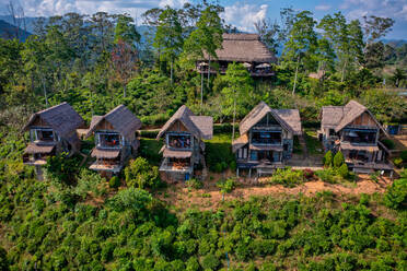 Luftaufnahme von ein paar Holzhäusern im Wald, Badulla, Sri Lanka. - AAEF14676