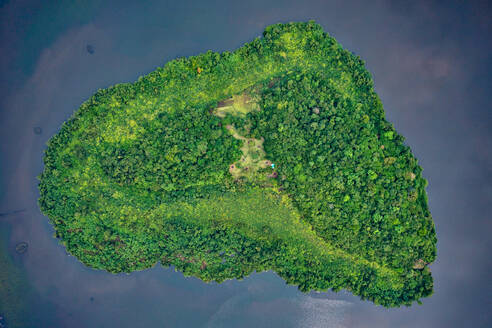 Luftaufnahme einer kleinen Insel im Dedduwa-See, Induruwa, Sri Lanka. - AAEF14681