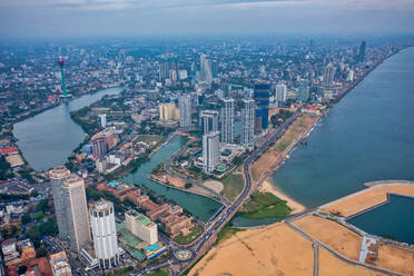 Luftaufnahme der Skyline von Colombo entlang der Küste, Sri Lanka. - AAEF14684