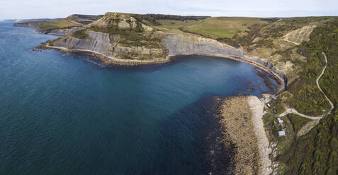 Panorama-Luftaufnahme der Bucht von Chapmans Pool an der Jurassic Coast, Worth Matravers, Dorset, Vereinigtes Königreich. - AAEF14692