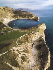 Luftaufnahme von Stair Hole mit Blick auf die Lulworth Cove, im Hintergrund die Jurassic Coast, Dorset, Vereinigtes Königreich. - AAEF14693