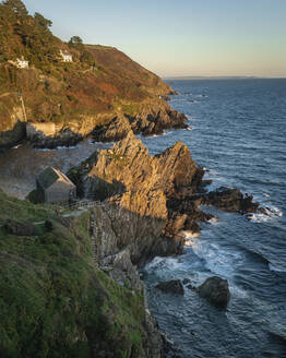 Luftaufnahme des Hafens von Polperro bei Sonnenuntergang, Cornwall, Vereinigtes Königreich. - AAEF14696