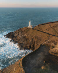 Panoramaluftaufnahme von Trevose Head und dem Leuchtturm bei Sonnenuntergang, Padstow, Cornwall, Vereinigtes Königreich. - AAEF14702