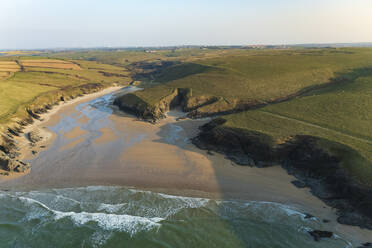 Luftaufnahme des Poly Joke Strandes, Cornwall, Vereinigtes Königreich. - AAEF14704